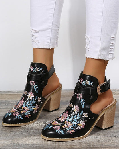 Floral bestickte, beschlagene Slingback Heels mit Schnalle