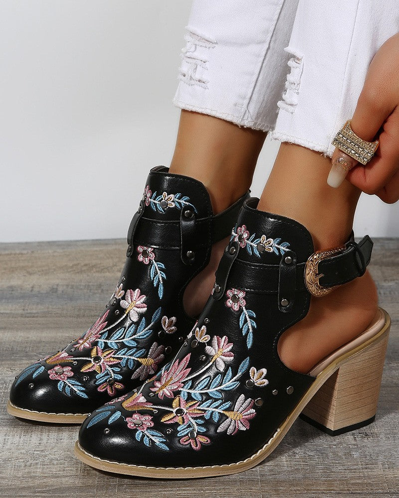 Floral bestickte, beschlagene Slingback Heels mit Schnalle