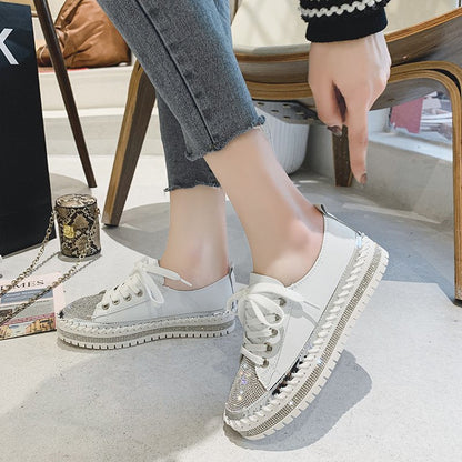 Sneakers mit flachem Boden und Strass