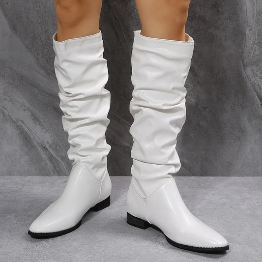 Moderne und stützende orthopädische Stiefel