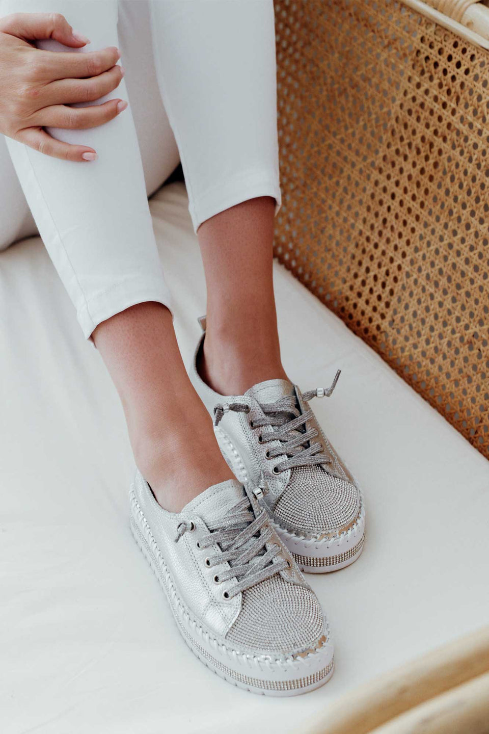 Sneakers mit flachem Boden und Strass