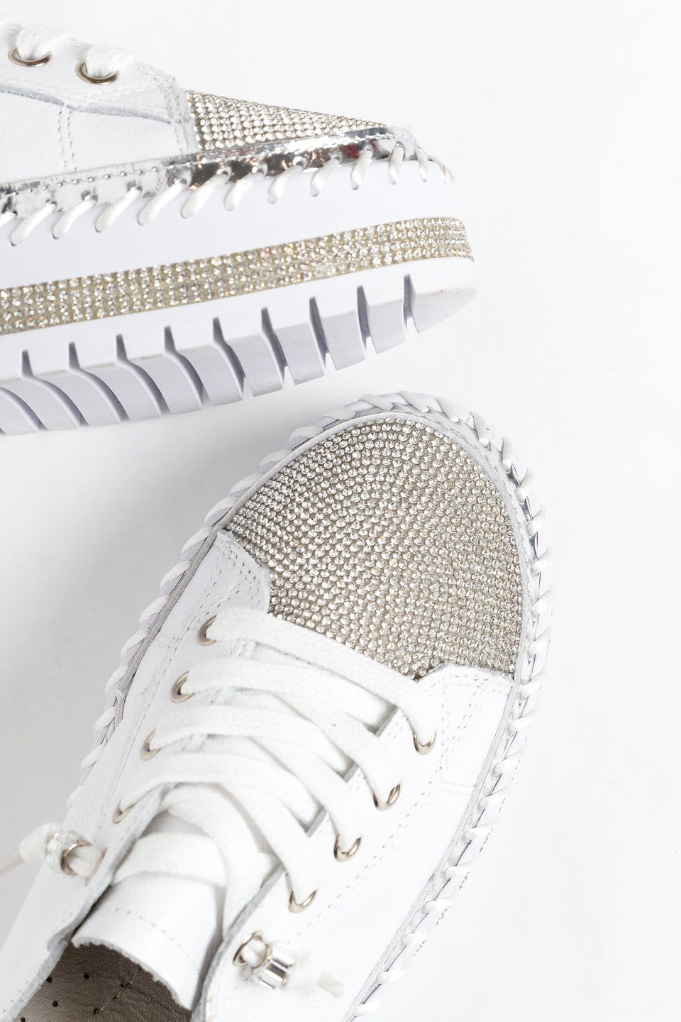 Sneakers mit flachem Boden und Strass